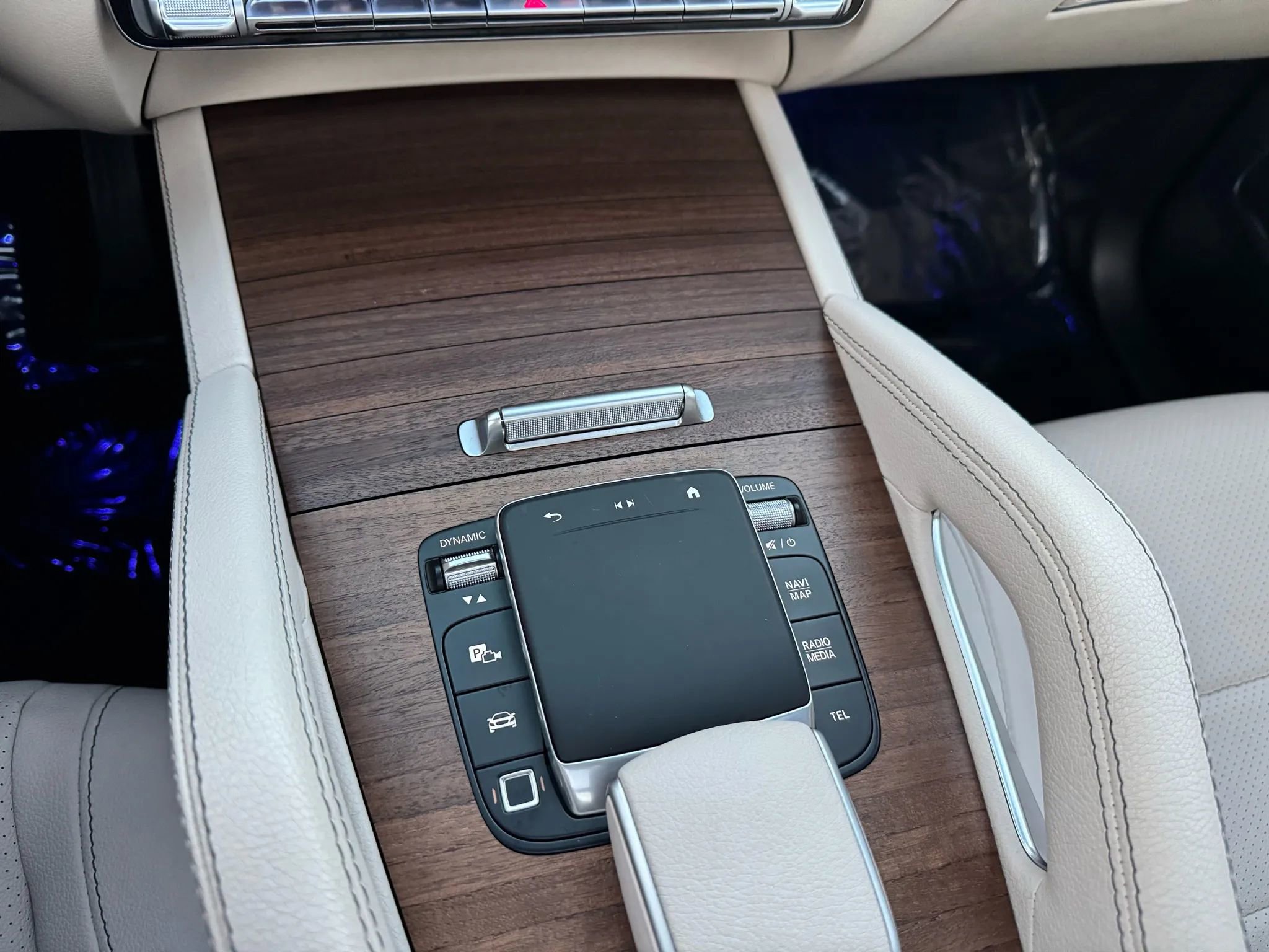 Used 2025 Mercedes-Benz GLE 450e 4MATIC w/ AMG Line Exterior image 40