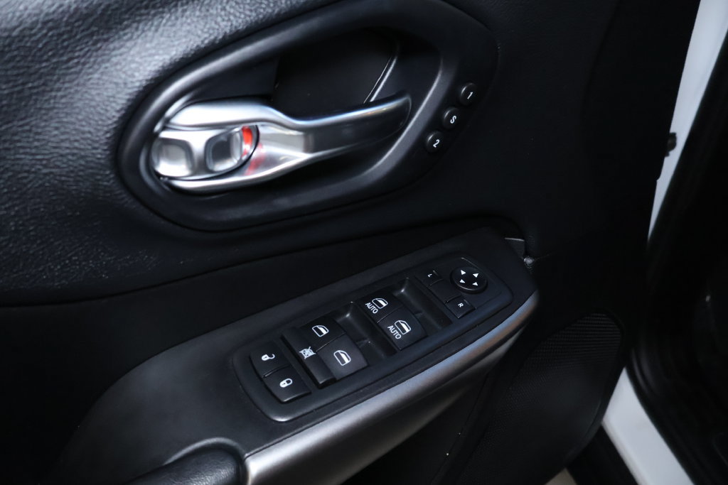 Used 2019 Jeep Cherokee Limited AWD/4WD image 15