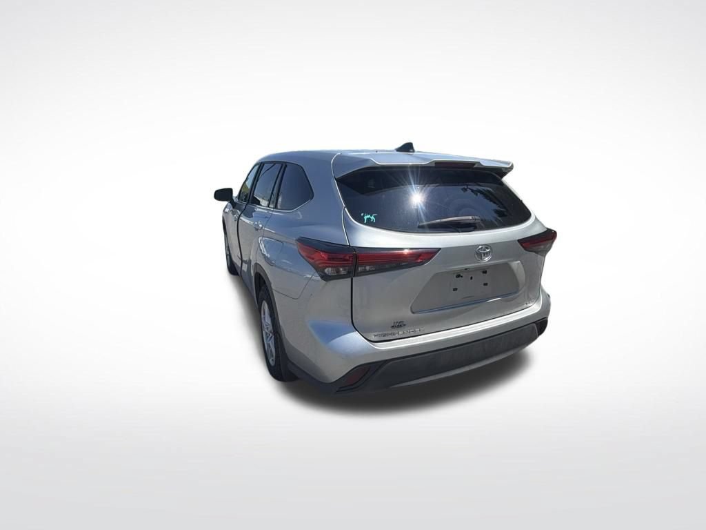 Used 2023 Toyota Highlander L AWD/4WD image 3