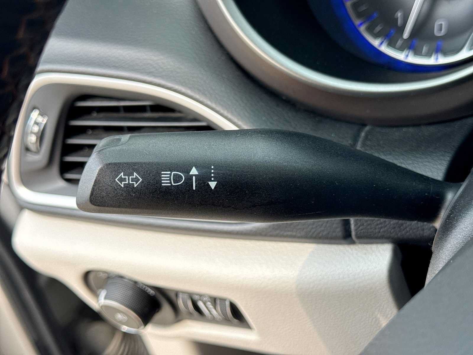 Used 2018 Chrysler Pacifica Touring-L FWD image 27