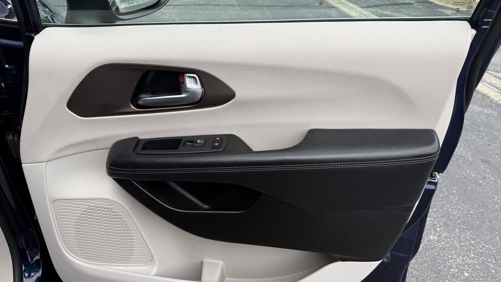 Used 2017 Chrysler Pacifica LX FWD image 10