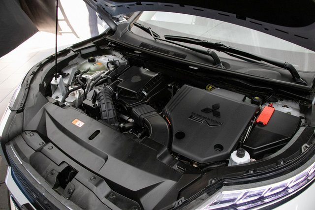 Used 2024 Mitsubishi Outlander SE image 32