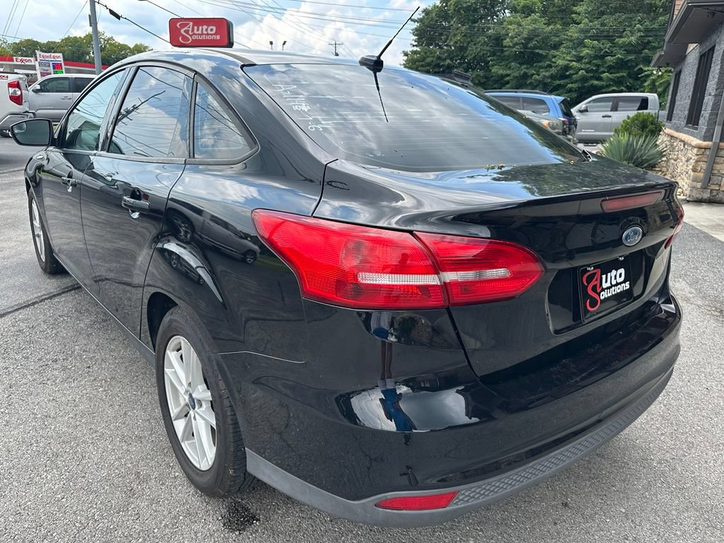 Used 2017 Ford Focus SE FWD image 2
