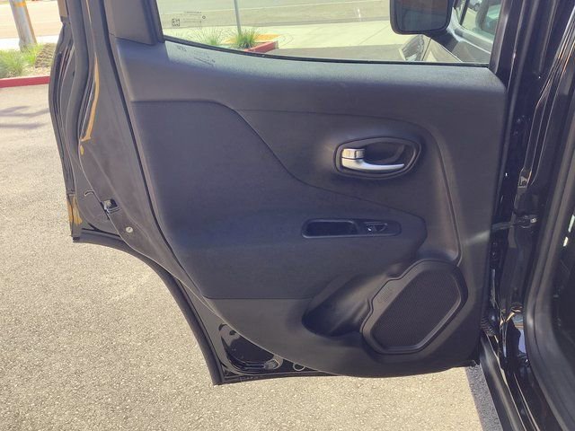 Used 2021 Jeep Renegade Latitude w/ Luxury Group II AWD/4WD image 23