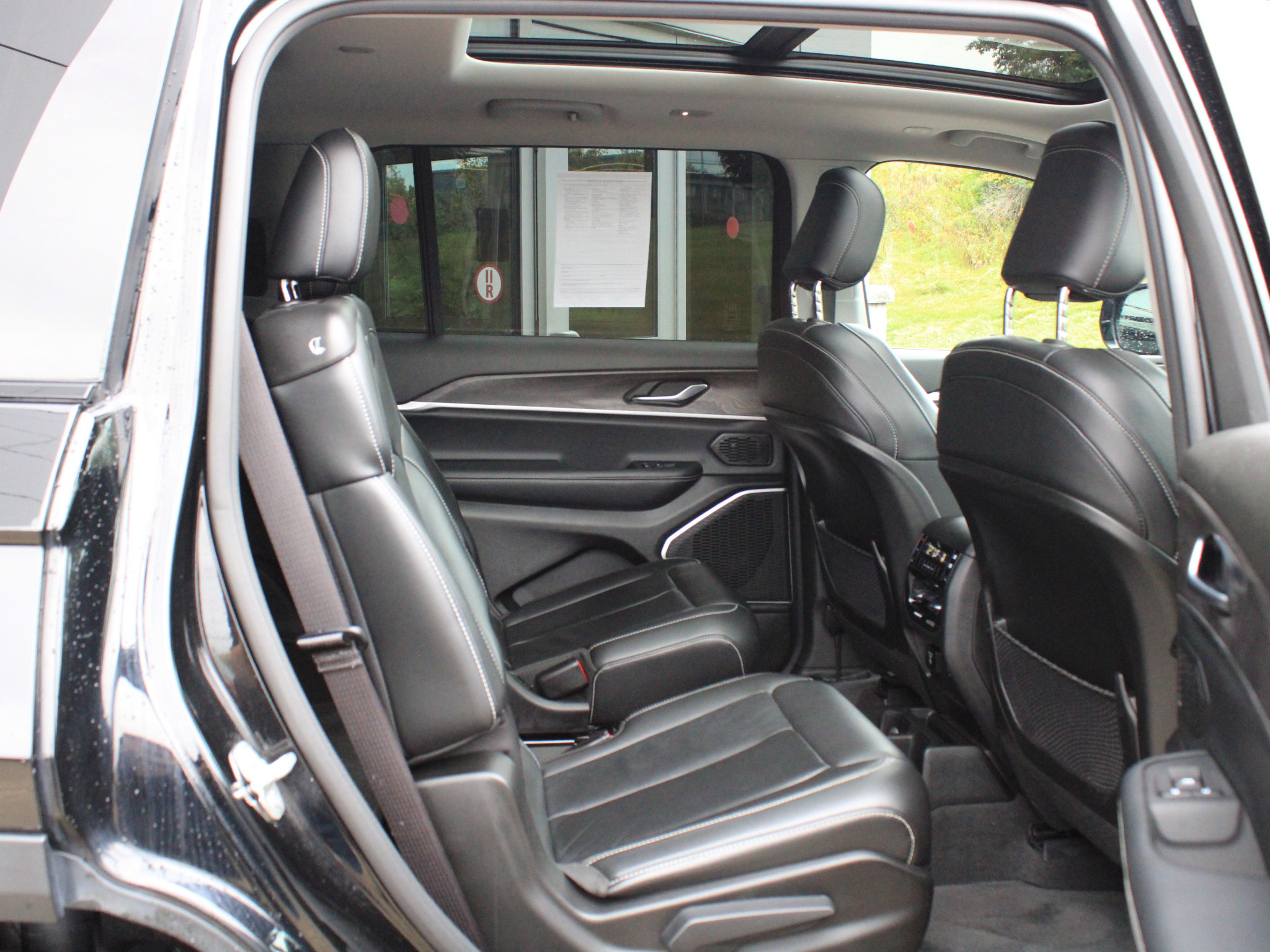 Used 2022 Jeep Grand Cherokee L Limited w/ Black Appearance Package AWD/4WD image 27