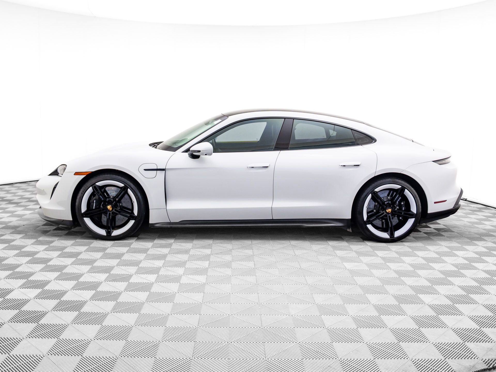 Used 2021 Porsche Taycan Turbo S video 2