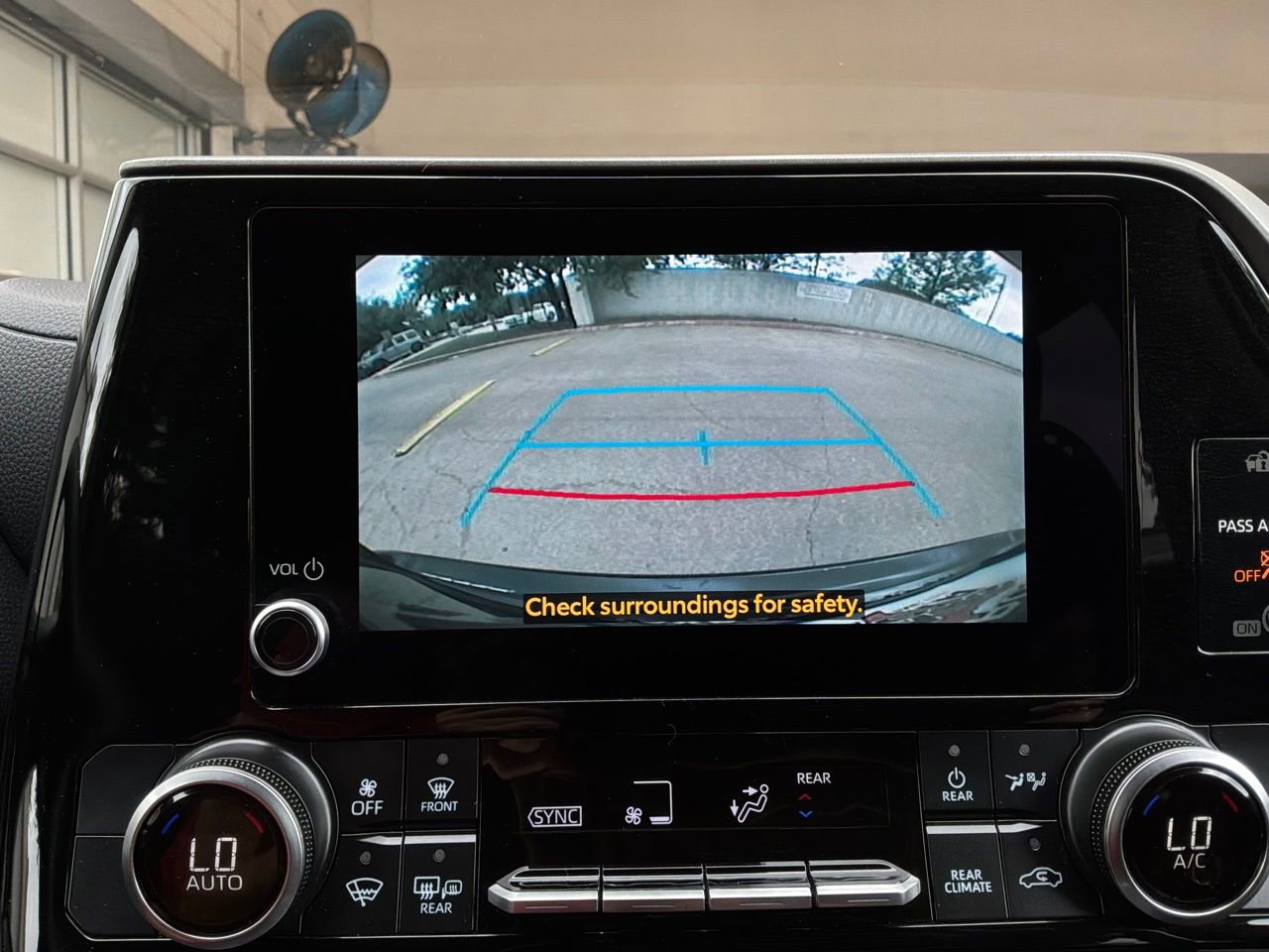 Used 2025 Toyota Highlander LE FWD image 32