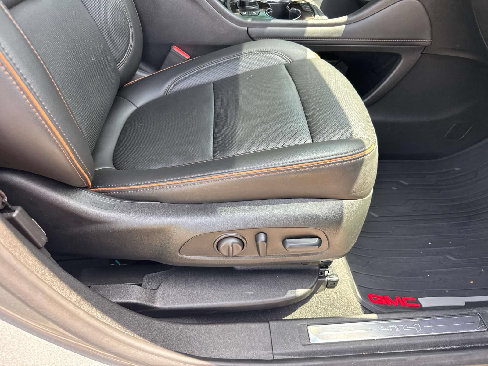 Used 2023 GMC Acadia AT4 w/ Technology Package AWD/4WD image 13