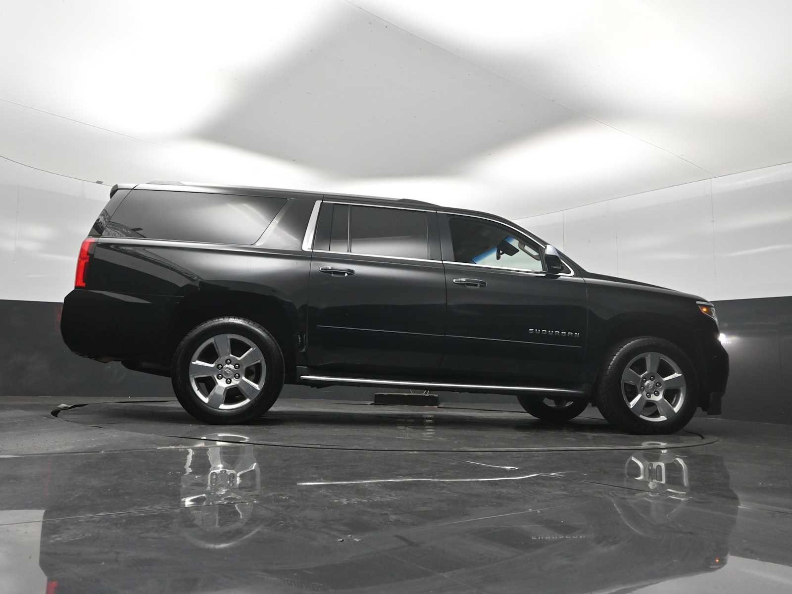 Used 2019 Chevrolet Suburban Premier AWD/4WD image 25