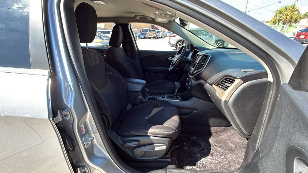Used 2017 Jeep Cherokee Latitude w/ Comfort & Sound Group FWD image 41