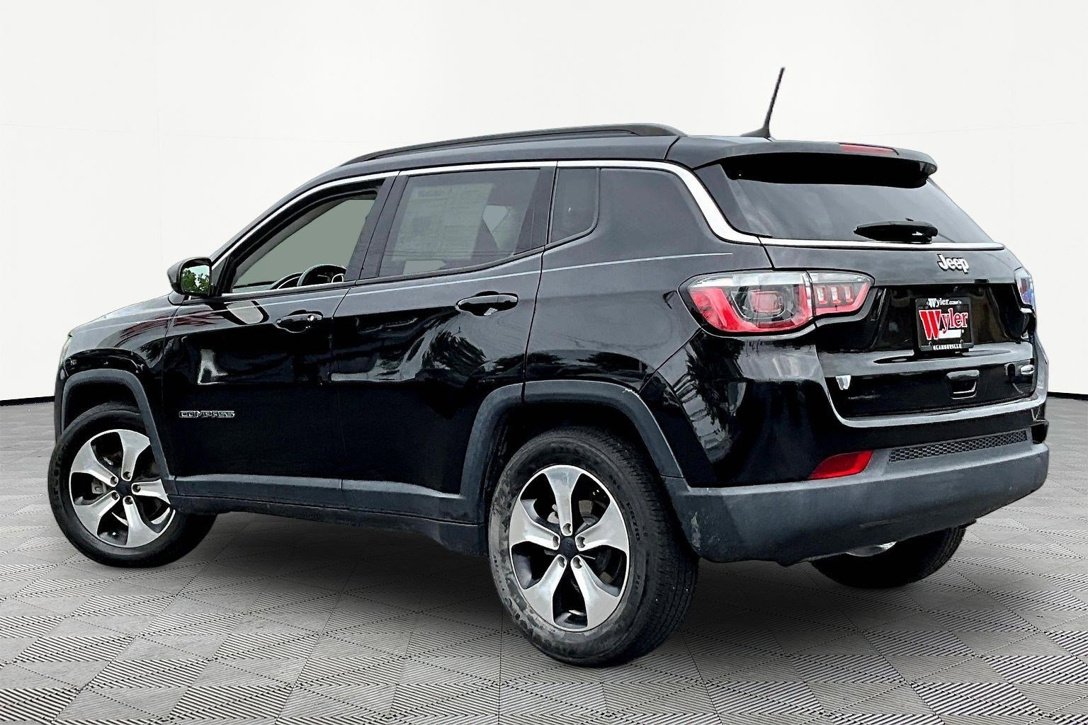 Used 2018 Jeep Compass Latitude w/ Popular Equipment Group FWD image 4