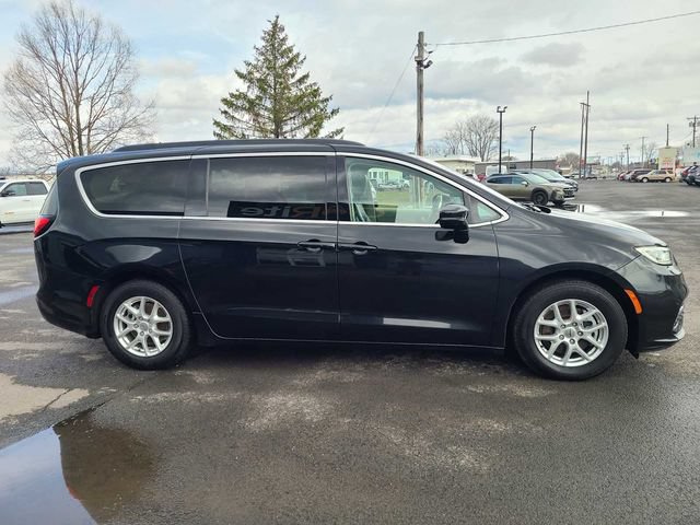 Used 2022 Chrysler Pacifica Touring-L FWD image 5