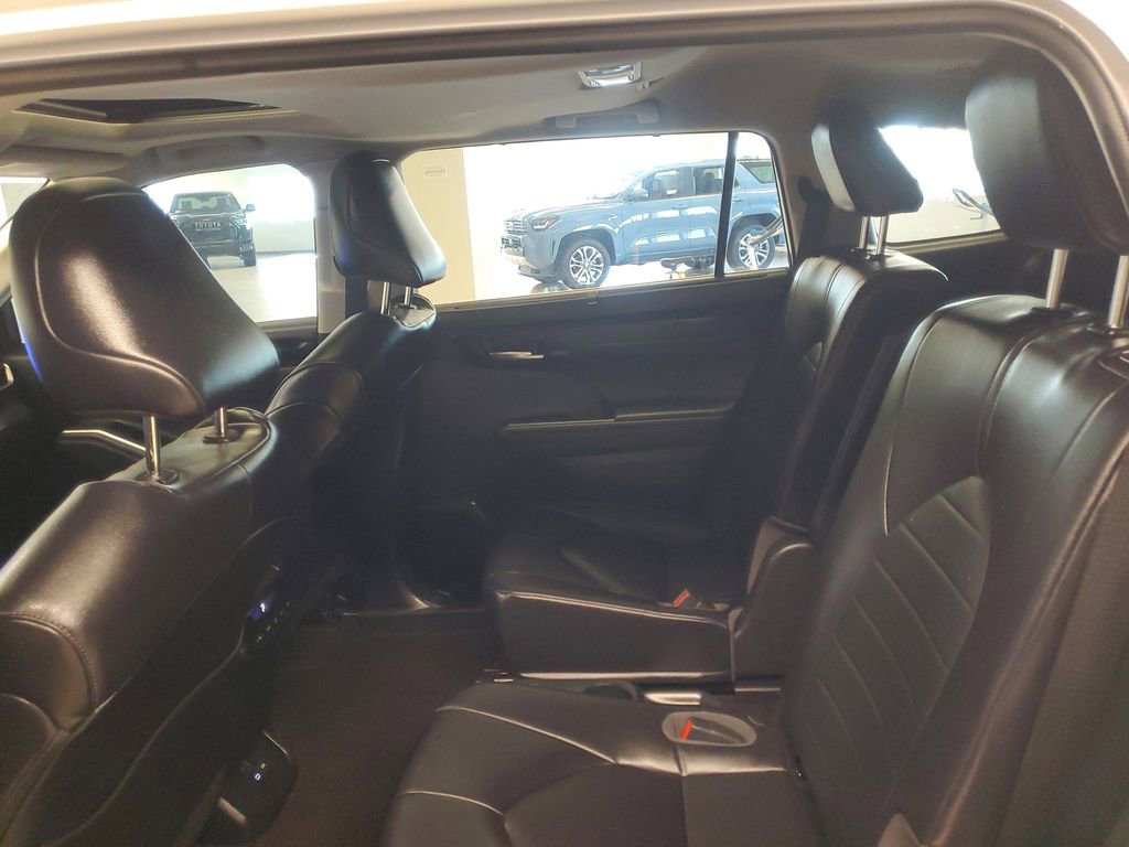 Used 2023 Toyota Highlander XLE image 11