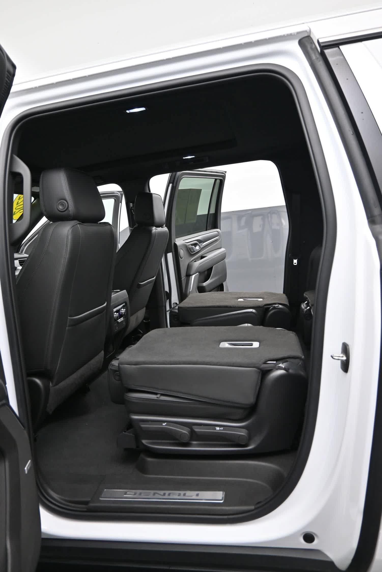 Used 2022 GMC Yukon XL Denali AWD/4WD image 15