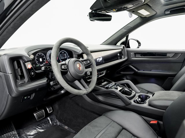 Certified 2025 Porsche Cayenne GTS image 4