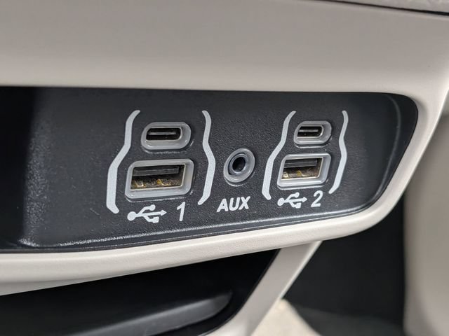 Used 2023 Chrysler Pacifica Touring-L FWD image 23