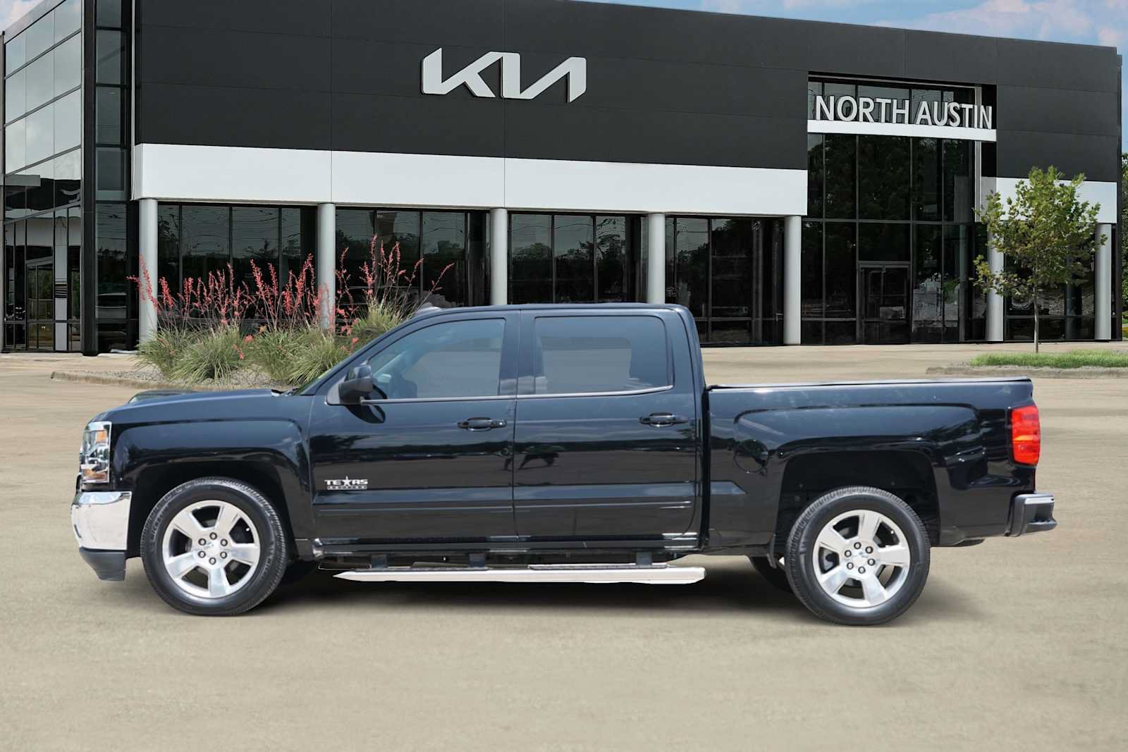 Used 2018 Chevrolet Silverado 1500 LT w/ Texas Edition RWD image 3