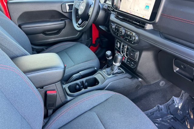 Used 2025 Jeep Wrangler Unlimited Rubicon AWD/4WD image 18