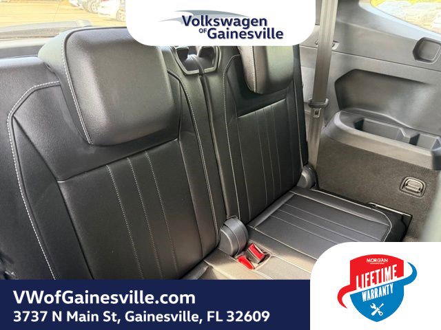 Certified 2024 Volkswagen Tiguan SE R-Line image 9