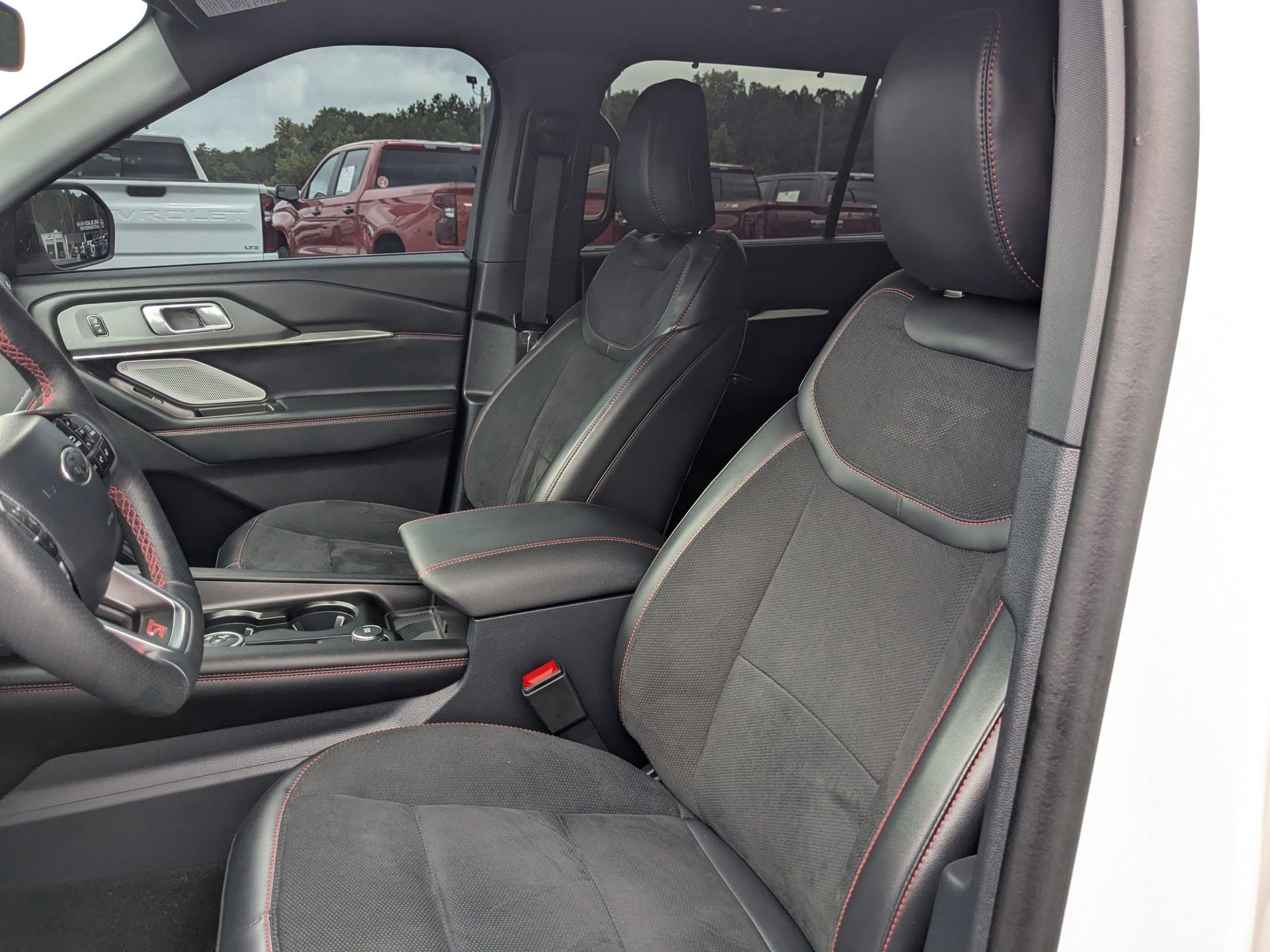 Used 2025 Ford Explorer ST image 14