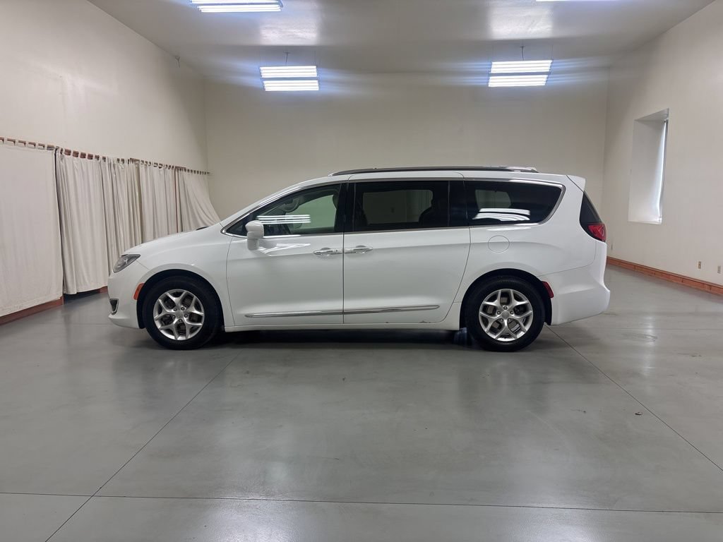 Used 2018 Chrysler Pacifica Touring-L w/ Tire & Wheel Group FWD image 5