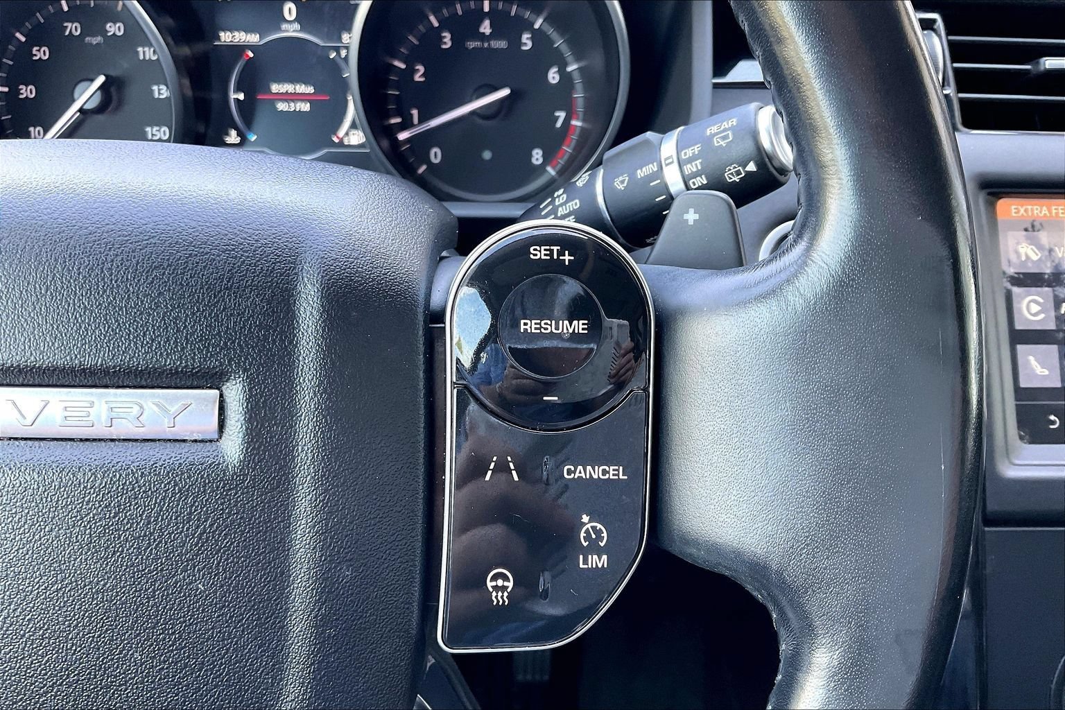 Used 2020 Land Rover Discovery SE AWD/4WD image 11