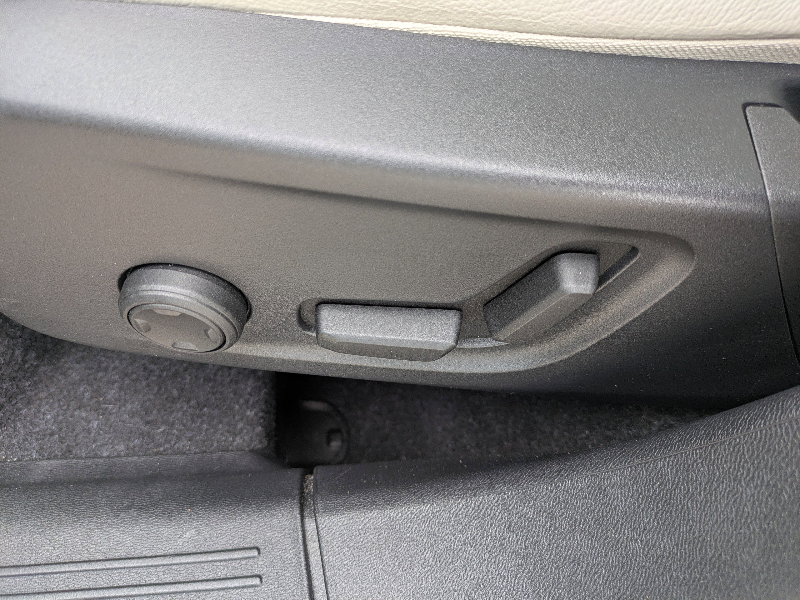 Used 2021 Volvo XC40 T5 Momentum w/ Premium Package image 19