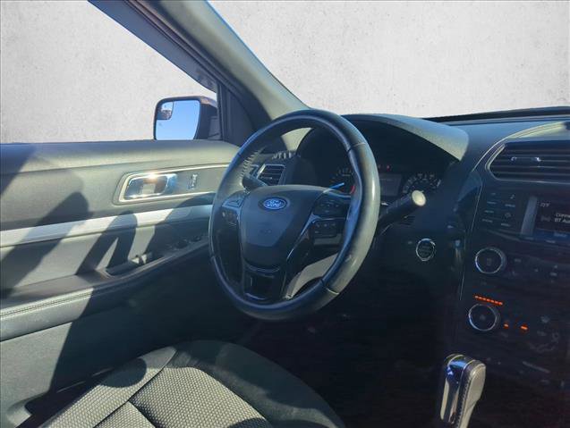 Used 2017 Ford Explorer XLT image 24