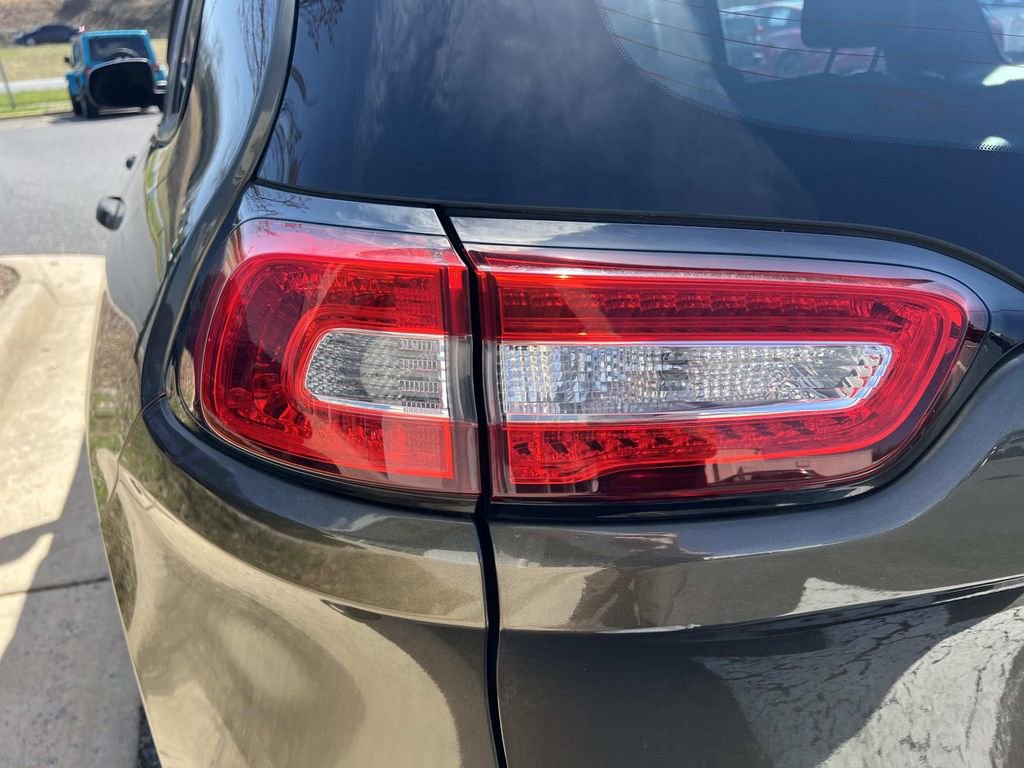 Used 2015 Jeep Cherokee Sport w/ Cold Weather Group AWD/4WD image 48