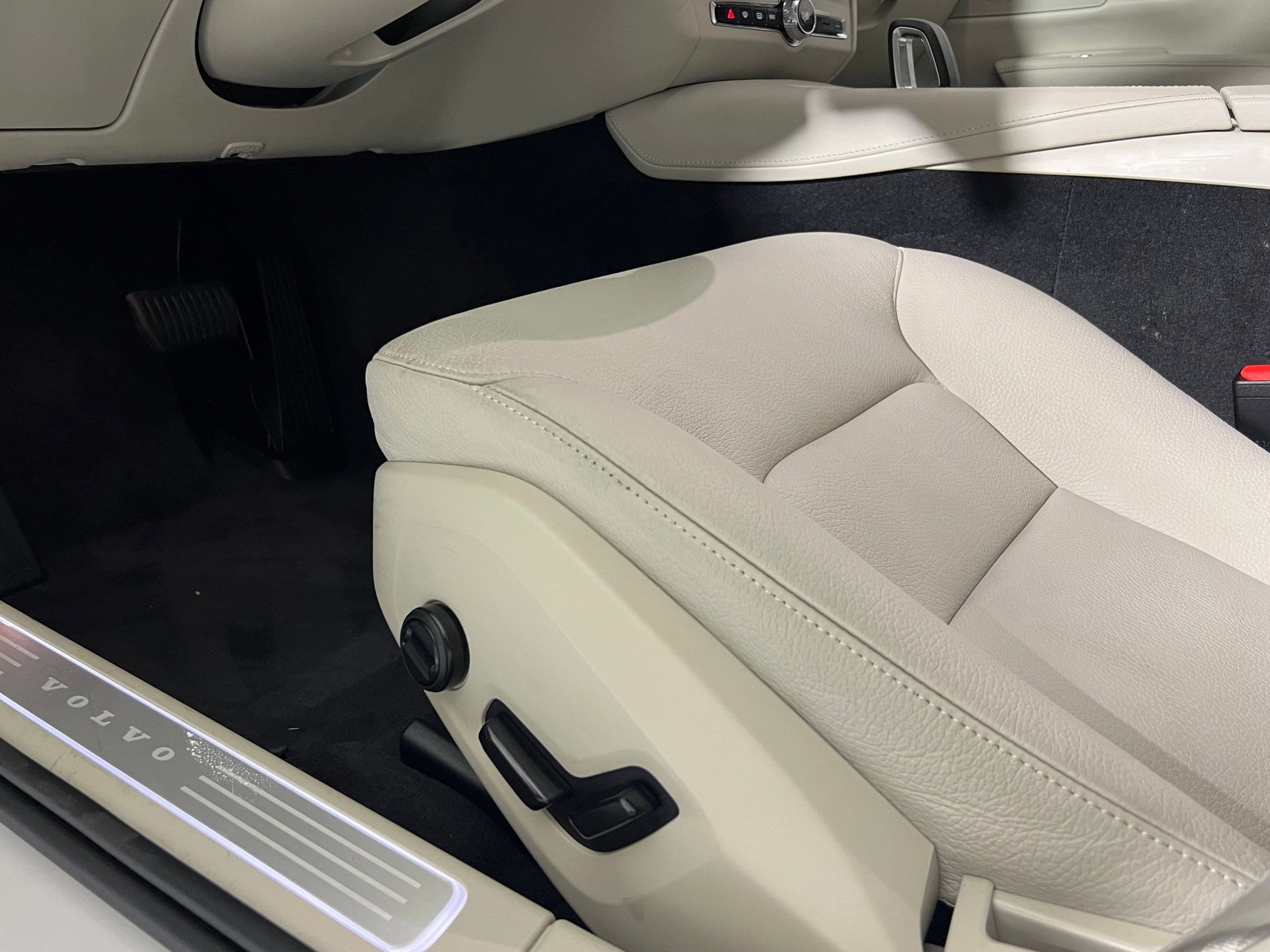 Used 2025 Volvo S90 B6 Plus image 13