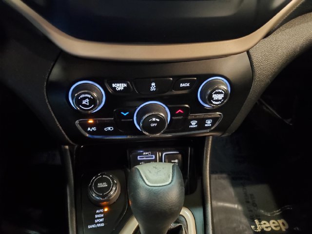 Used 2016 Jeep Cherokee Latitude AWD/4WD image 20