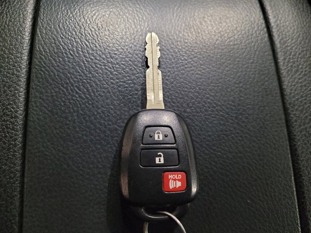Used 2019 Toyota Highlander LE AWD/4WD image 32