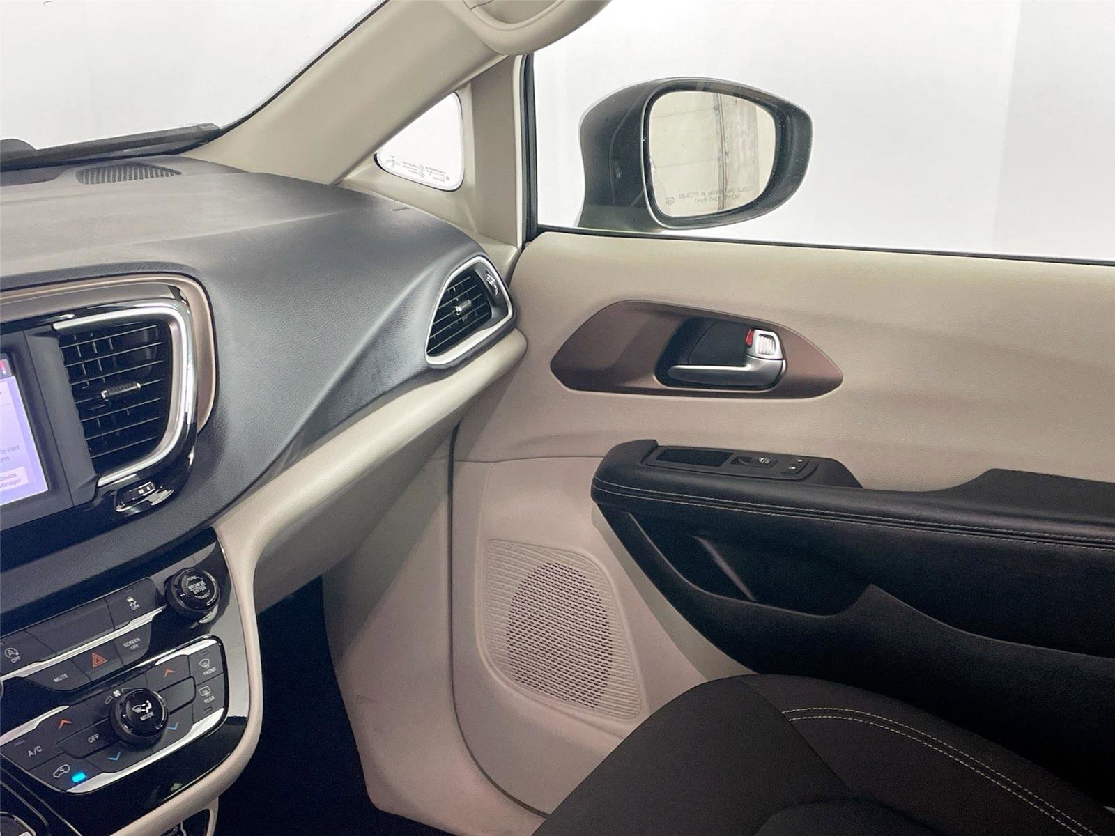 Used 2022 Chrysler Voyager LX image 22