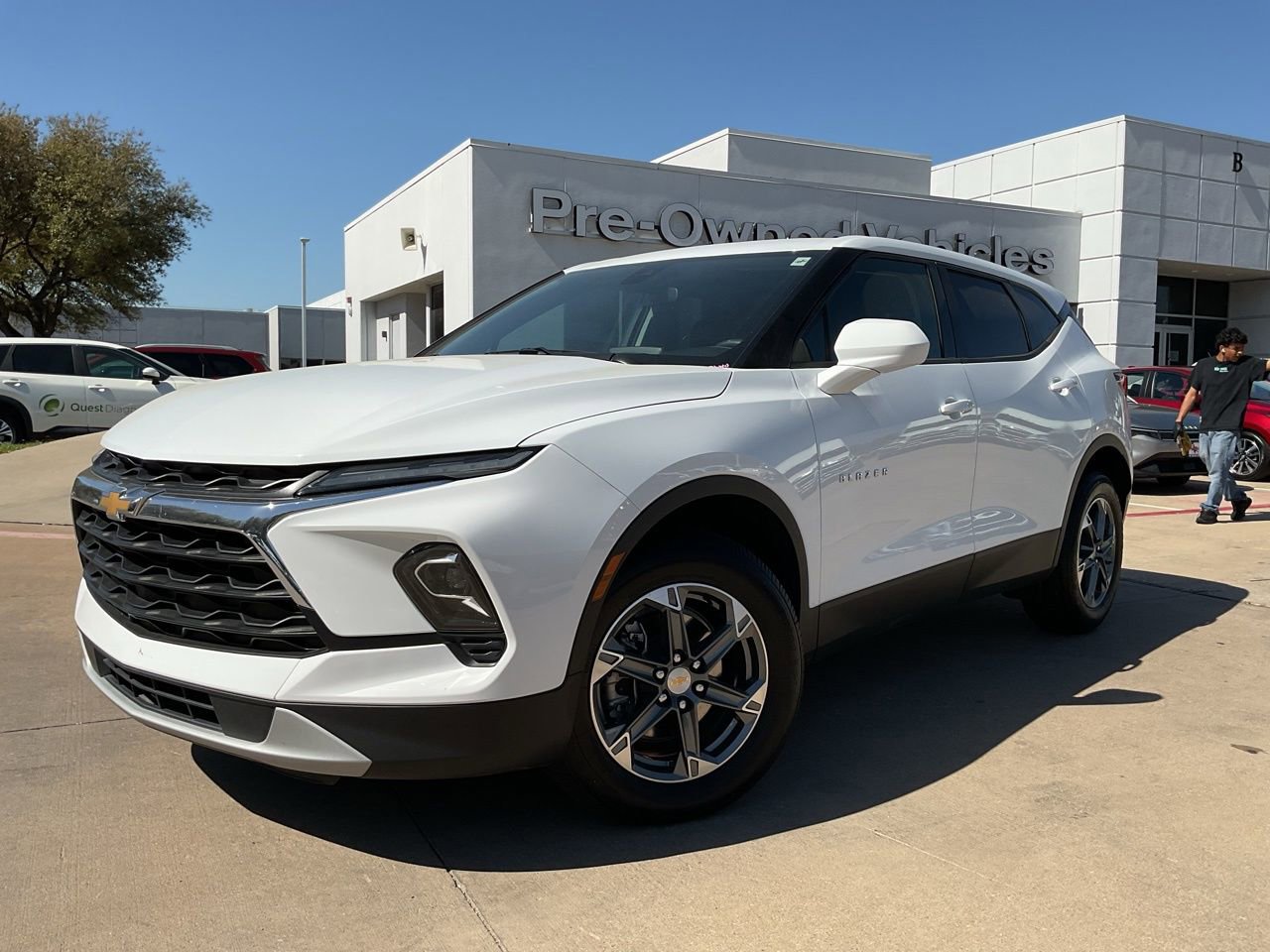 Used 2025 Chevrolet Blazer LT image 2