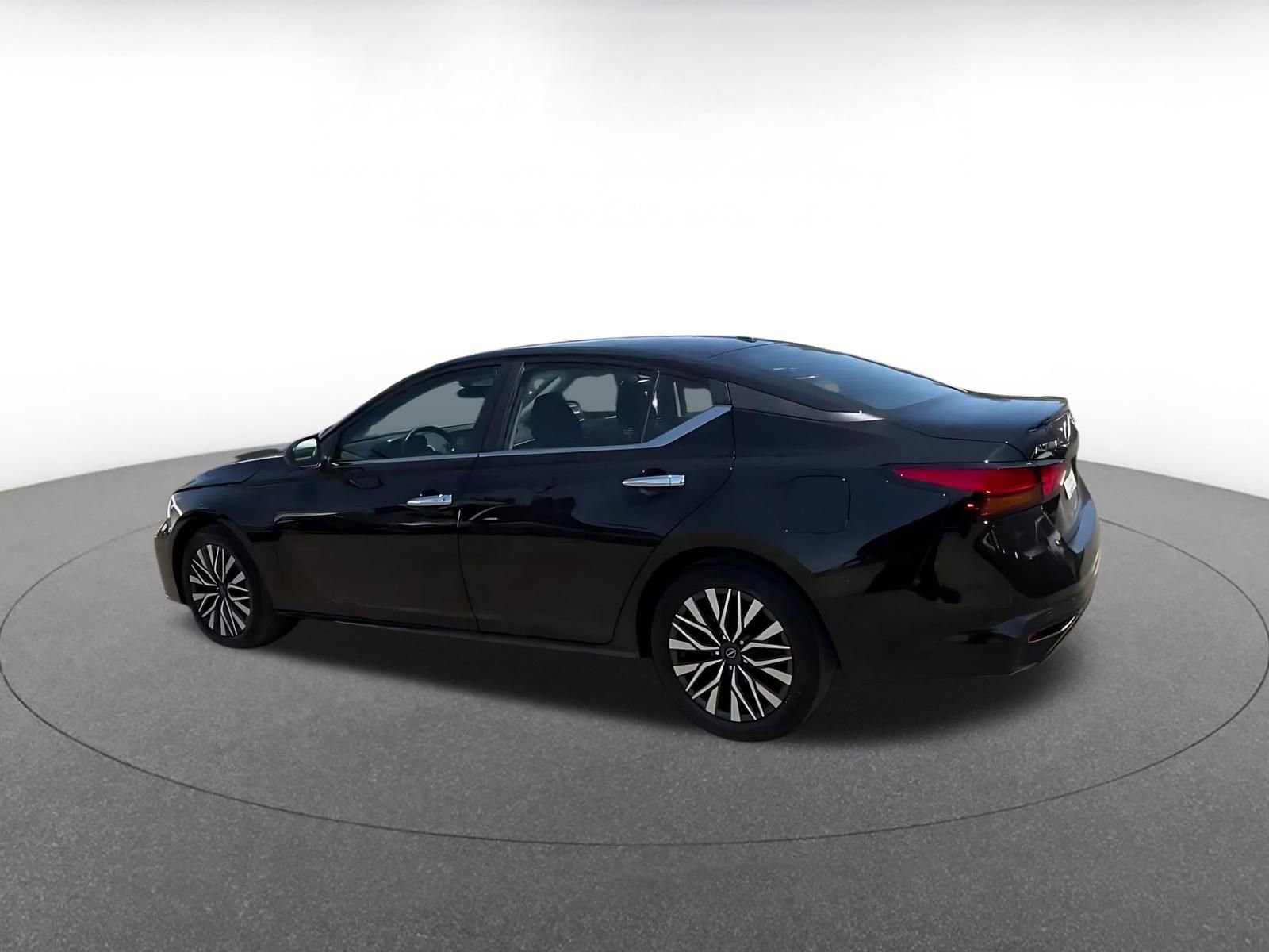 Used 2025 Nissan Altima 2.5 SV FWD image 10