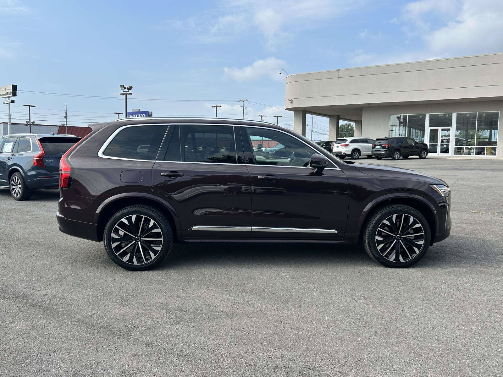 Certified 2025 Volvo XC90 B6 Core w/ Climate Package AWD/4WD image 8