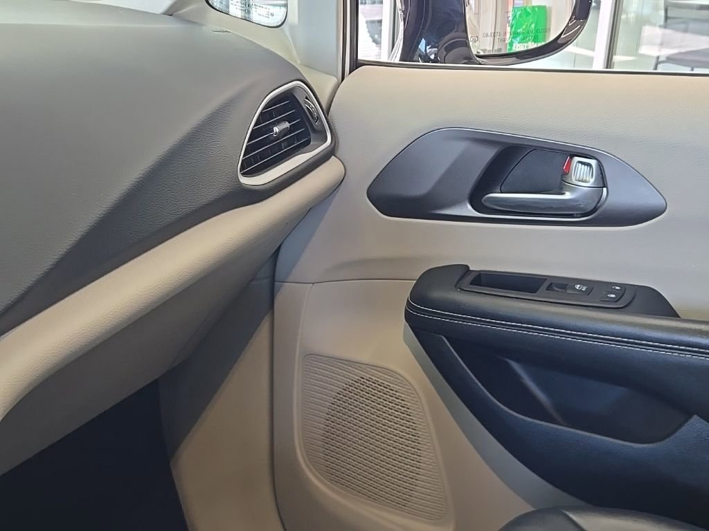 Used 2024 Chrysler Pacifica Touring-L image 33