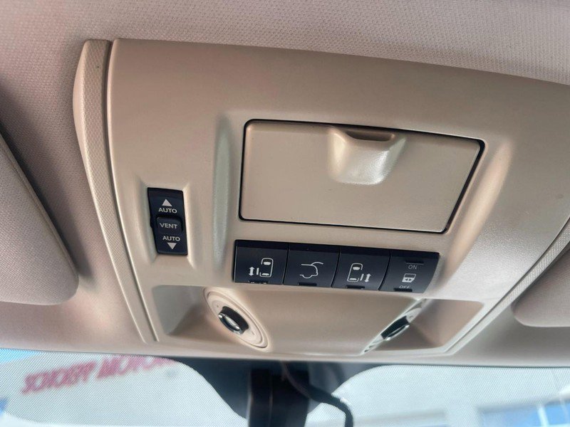 Used 2016 Chrysler Town & Country Touring-L image 34