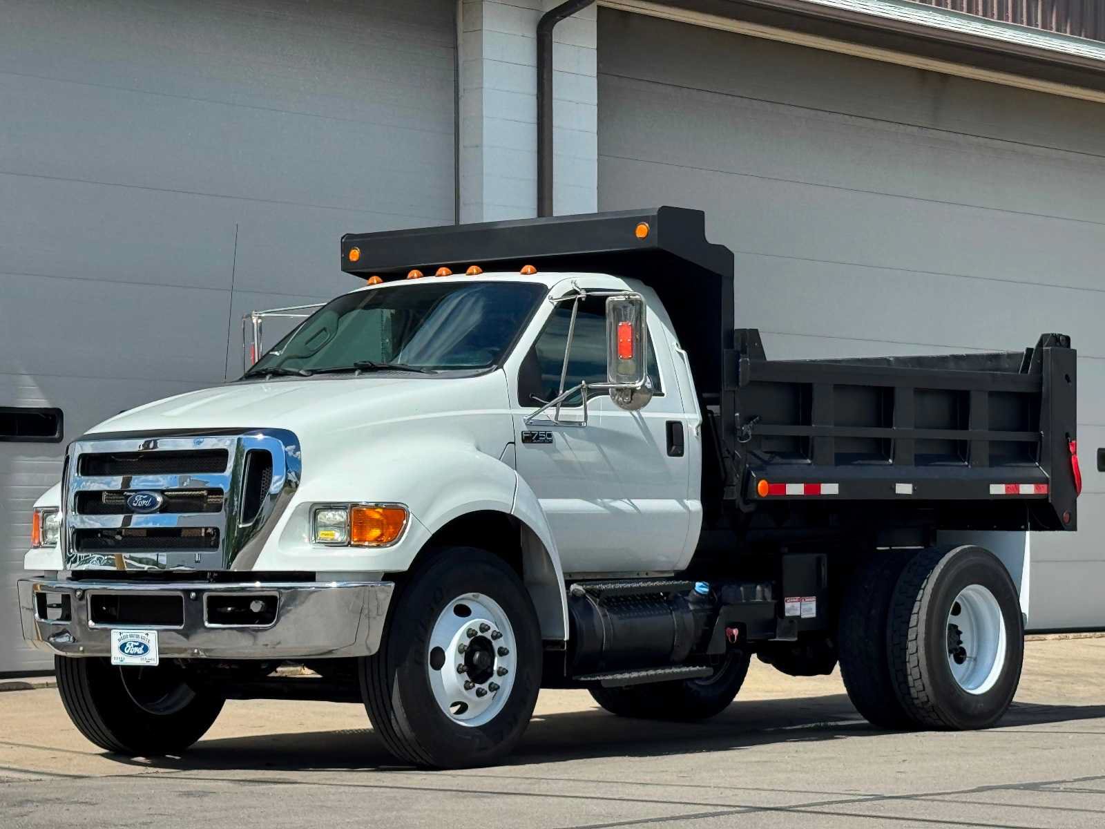 Used 2015 Ford F750 2WD Regular Cab Super Duty image 2