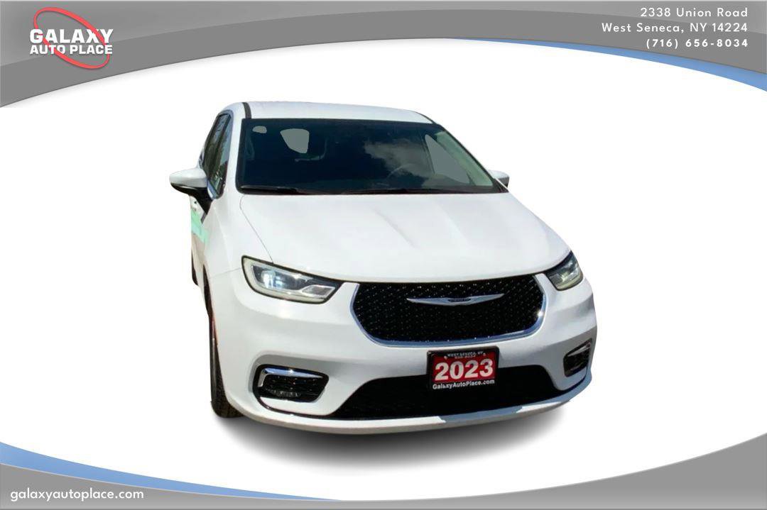 Used 2023 Chrysler Pacifica Touring-L FWD image 3