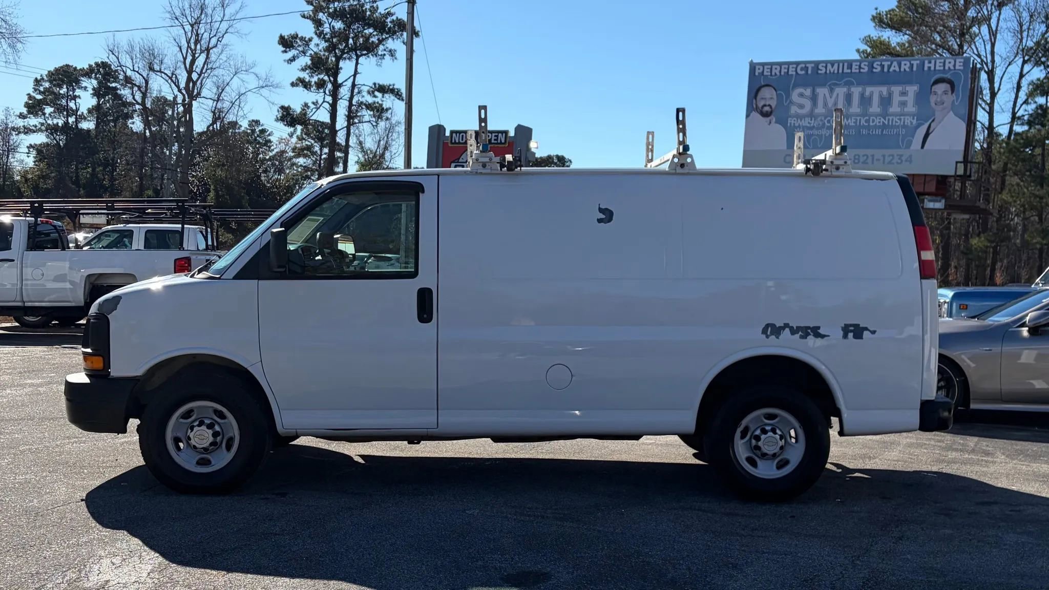 Used 2011 Chevrolet Express 2500 image 3