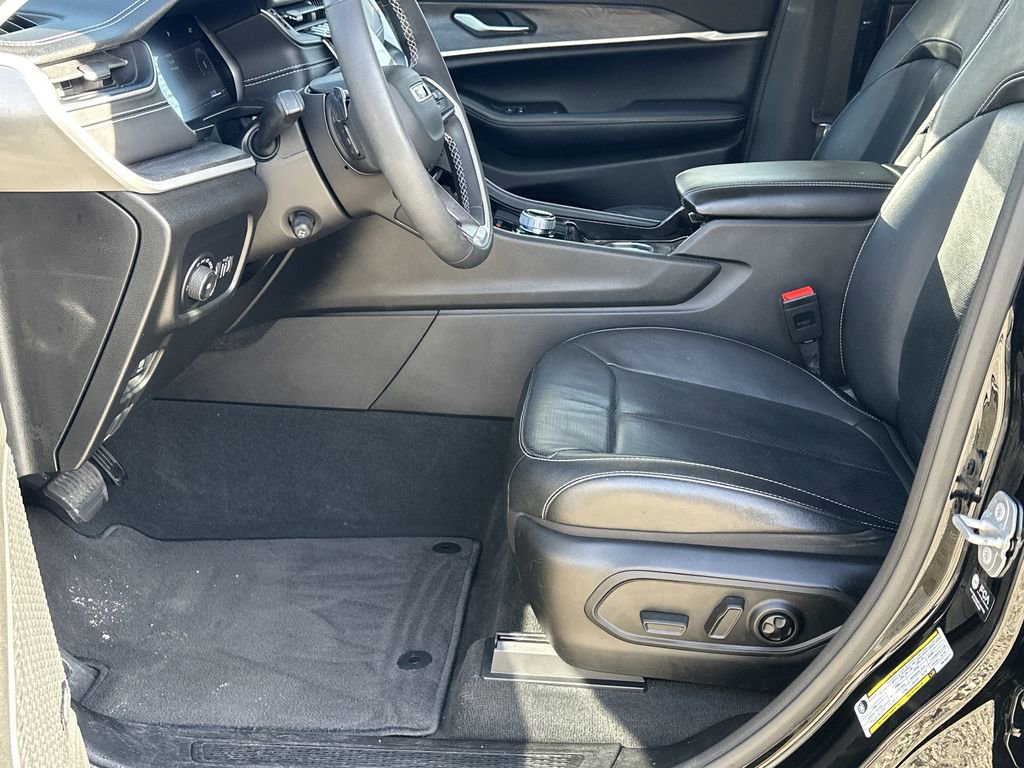 Used 2023 Jeep Grand Cherokee L Limited w/ Luxury Tech Group II image 9