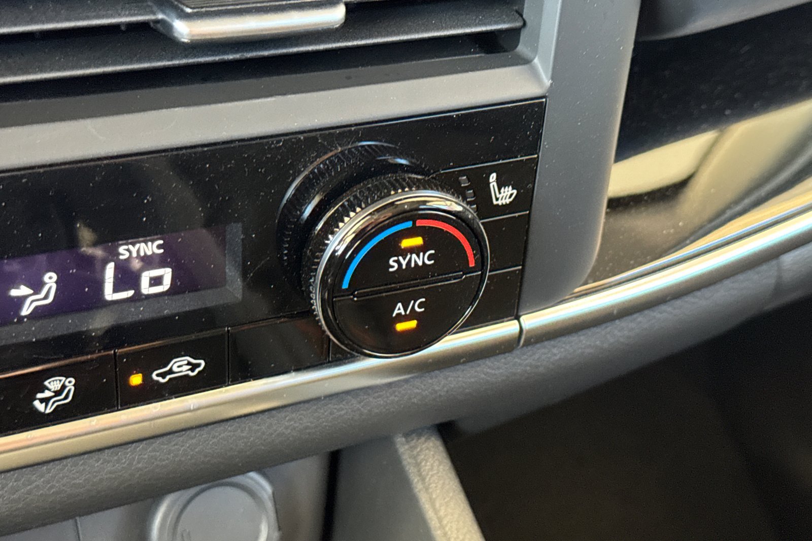 Certified 2025 Nissan Rogue SV AWD/4WD image 31