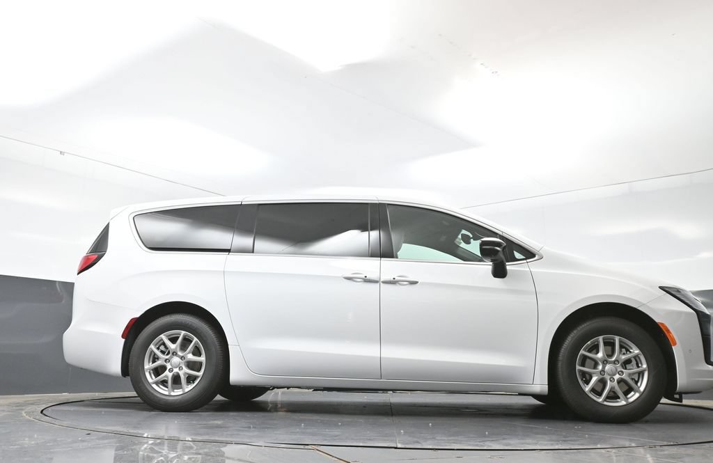 New 2027 Chrysler Pacifica Select w/ Family Tech Group FWD image 39