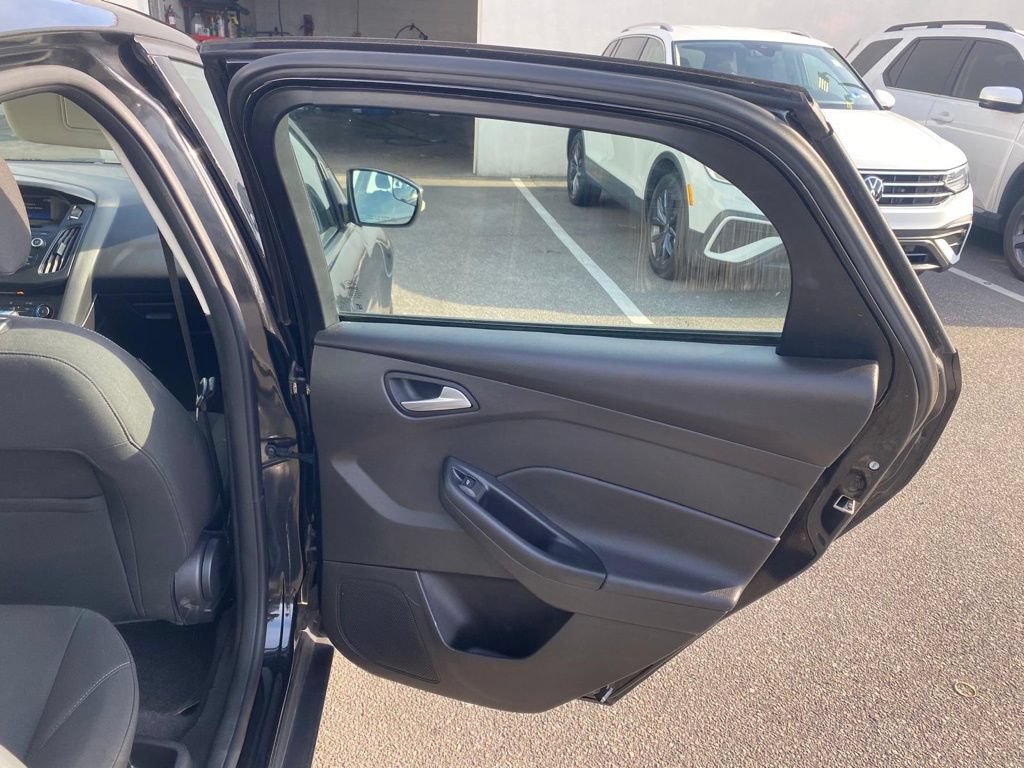 Used 2015 Ford Focus SE FWD image 16