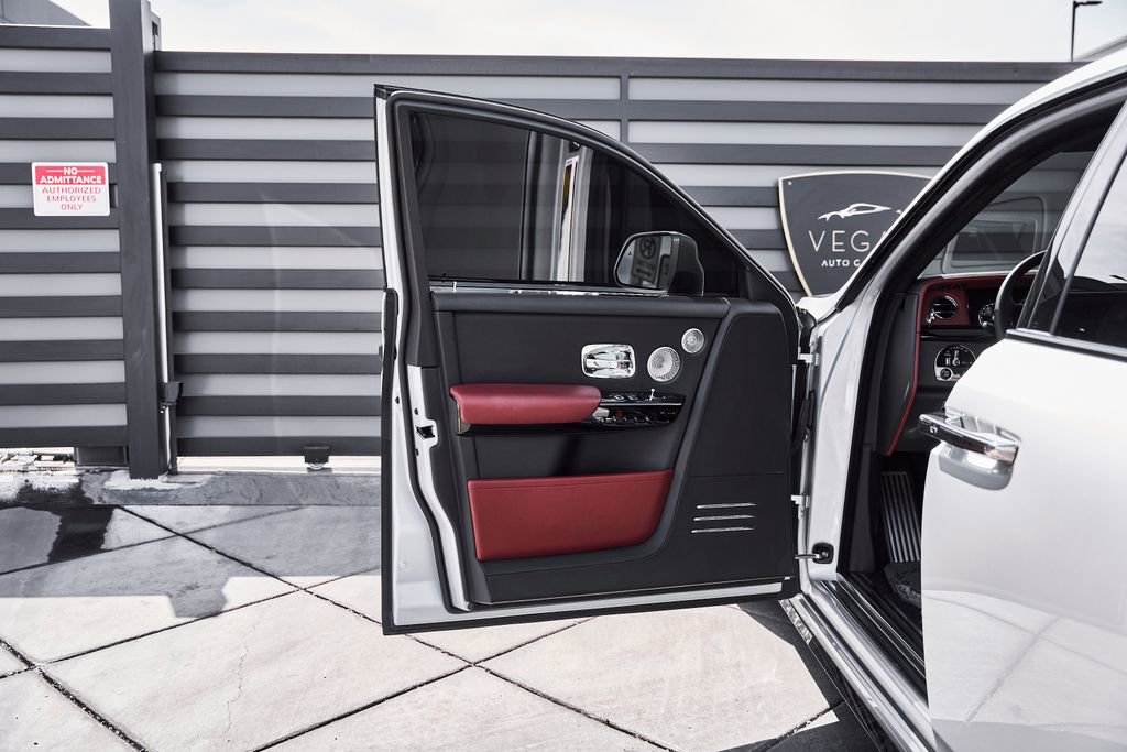 Used 2024 Rolls-Royce Phantom Sedan RWD image 42
