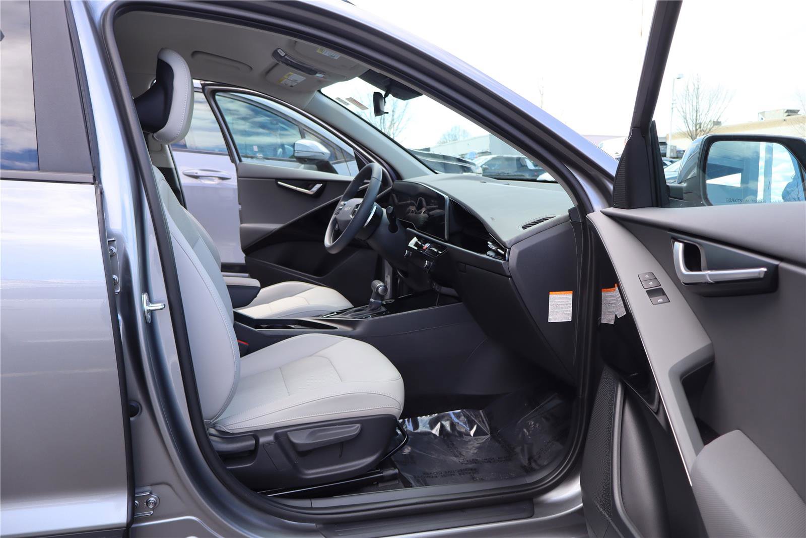 Certified 2025 Kia Niro EX image 27