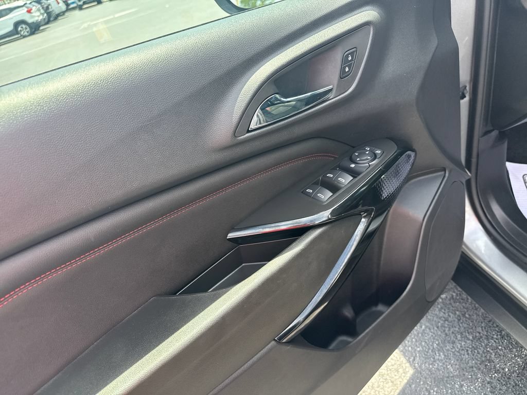 Used 2025 Chevrolet Trax RS w/ Sunroof Package FWD image 23