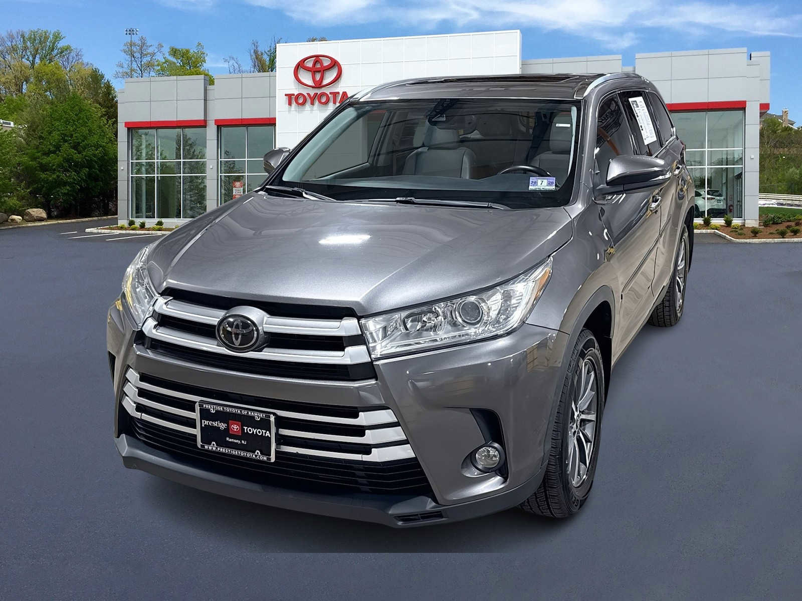 Used 2019 Toyota Highlander XLE AWD/4WD image 1