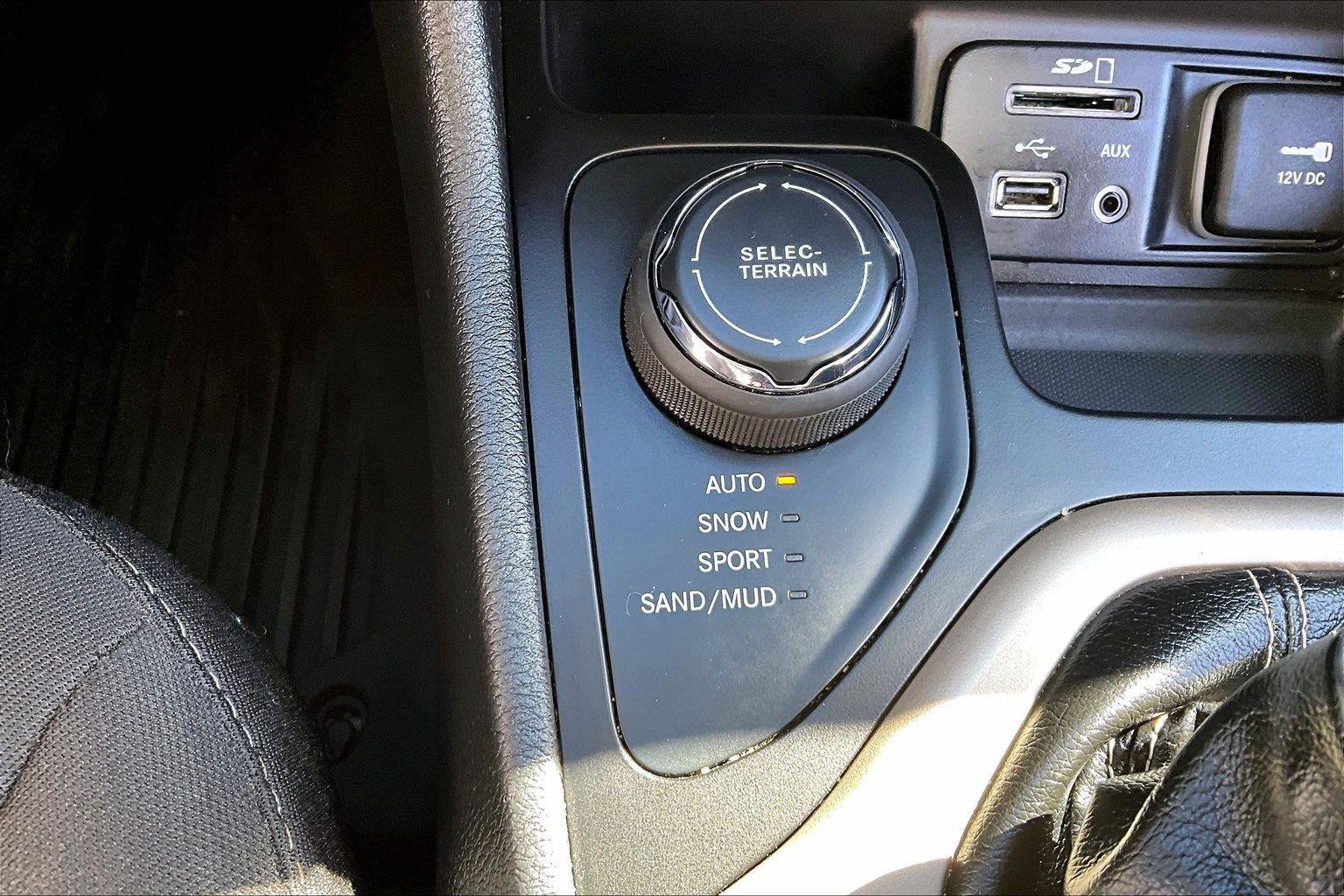 Used 2018 Jeep Cherokee Latitude w/ Altitude Package AWD/4WD image 16